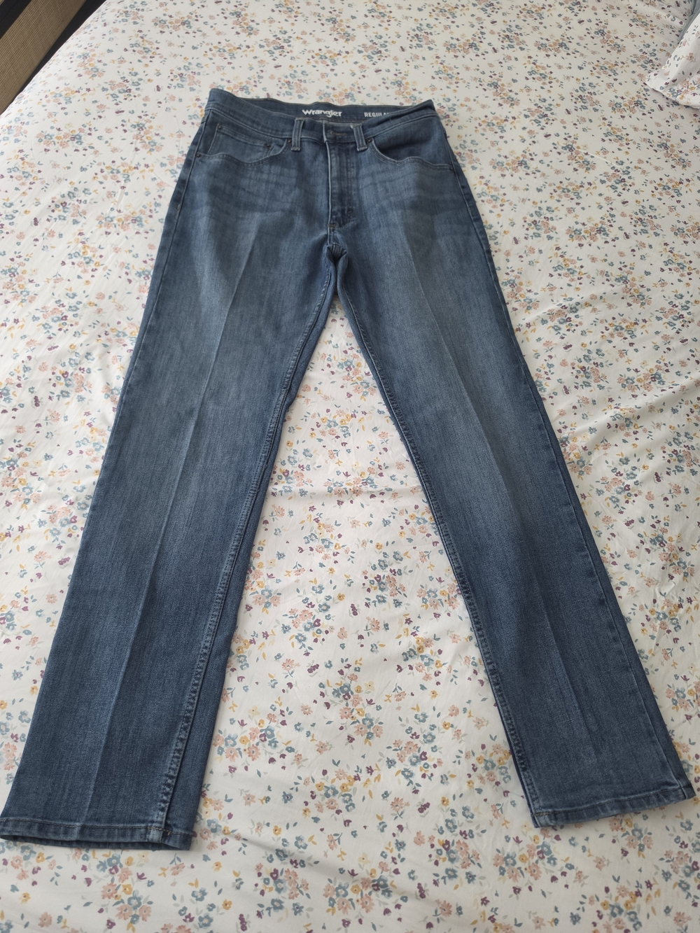 Wrangler Men’s Straight-Leg Jeans - Medium Wash Blue